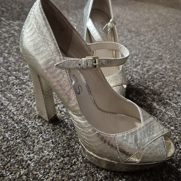 Michael Kors Gold Textured Heels - Picture 1 of 6